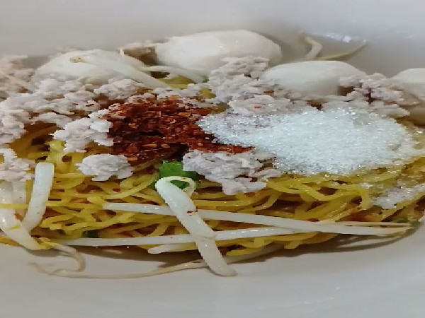 บะหมี่แห้งลูกชิ้นหมู